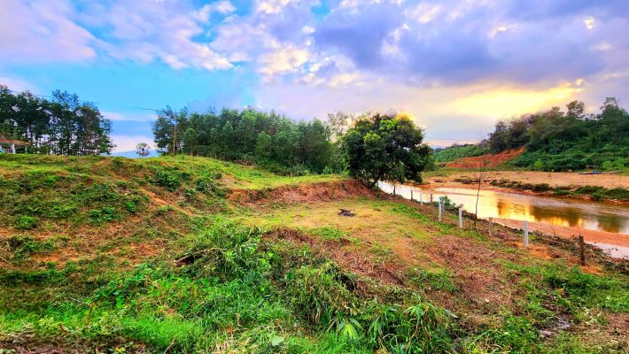 Mảnh đất bên dòng sông trong một buổi chiều cuối ngày.
